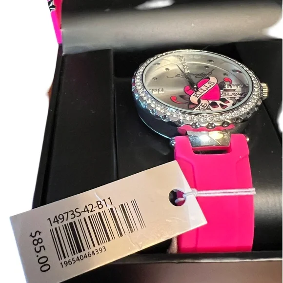 Ed Hardy NWT Skull Red Kills Heart Silver Tone Rhinestone Silicone Band Watch - Picture 6 of 8